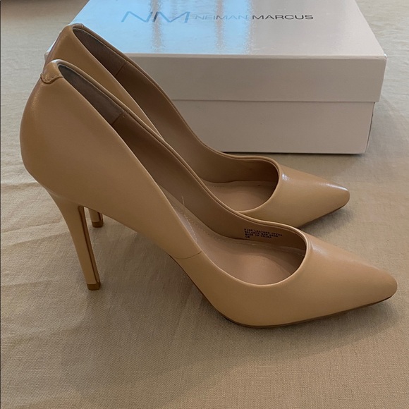 Neiman Marcus Prestige Nude-LE Leather Heels - Picture 6 of 12